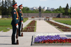 На Пискарёвском кладбище почтили память новосибирцев, погибших при защите Ленинграда