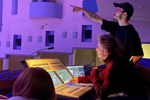 Мастер-класс «Световое оформление при проведении шоу»