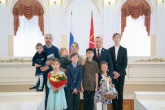 Накануне Дня защиты детей многодетной семье из Кировского района губернатор Александр Беглов вручил ключи от пассажирского микроавтобуса
