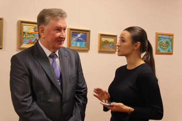 Во Фрунзенском районе свои работы в стиле "живопись шелком" представил ветеран пожарной охраны Владимир Фомичев