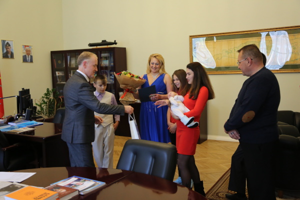 Награждение многодетной семьи