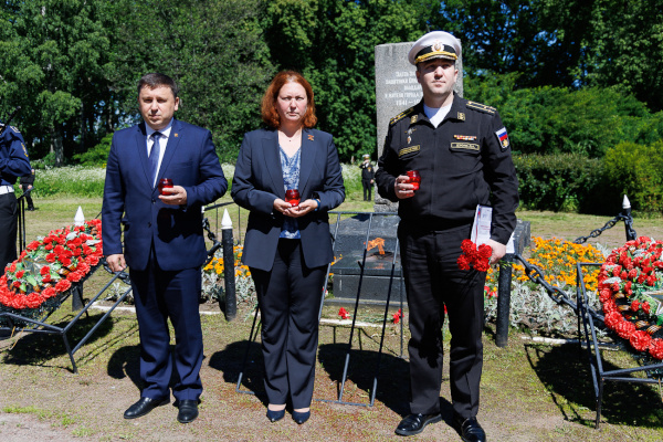 На мемориале "Малая пискаревка" почтили память павших в годы Великой Отечественной войны минутой молчания