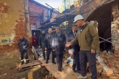Глава администрации Кронштадтского района проверил ход реставрации спортивного клуба