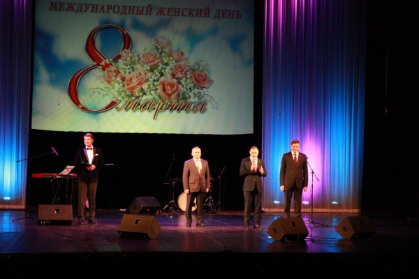 Жительниц Кировского района поздравили с Международным Женским днём