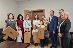 Многодетные семьи Невского района получили компьютерную технику