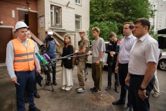Денис Удод проверил выполнение поручения губернатора по замене лифтов в Выборгском районе