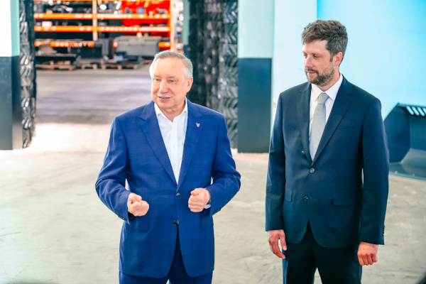 Александр Беглов посетил петербургский завод мини-спецтехники «Митракс»