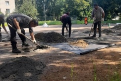 В сквере на улице Карпинского в Калининском заканчивается благоустройство
