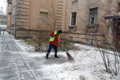В Кировском районе организована уборка и посыпка территории в связи со снегопадом