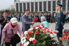 На площади Победы возложили цветы к монументу и прочитали имена детей, погибших в блокаду