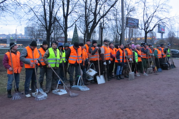 В Невском районе прошел смотр рабочих, занятых в уборке района 