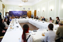 Александр Беглов пожелал успеха абитуриентам из Мариуполя, приехавшим поступать в петербургский театральный вуз