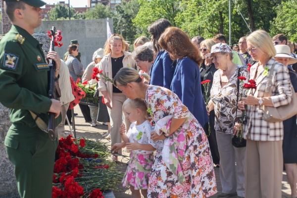 В День окончания Ленинградской битвы в Приморском районе почтили память защитников города