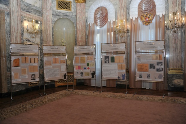 Открытие первого передвижного выставочного проекта городской архивной службы во дворце "Малютка"