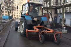 В штатном режиме продолжается уборка мусора в местах бывших сугробов на внутриквартальных территориях