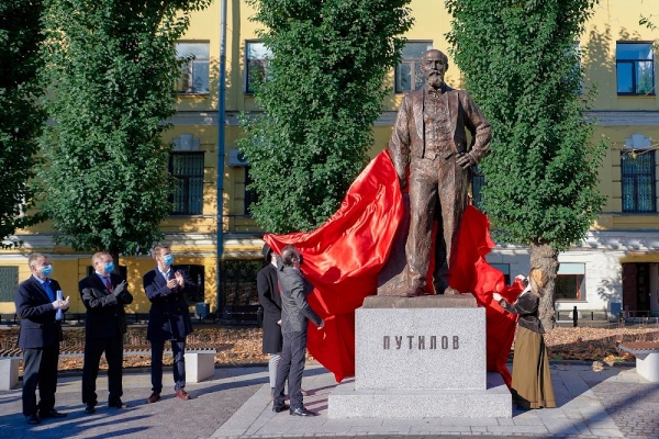 В Кировском районе открыли памятник Николаю Путилову