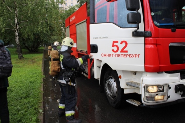 В средней общеобразовательной школе 333 Невского района проведена практическая тренировка по эвакуации людей при пожаре
