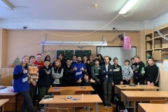 Молодёжь Фрунзенского района вместе с детьми сделали новогодние открытки для военнослужащих
