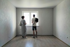 Дети-сироты осматривают свои будущие квартиры