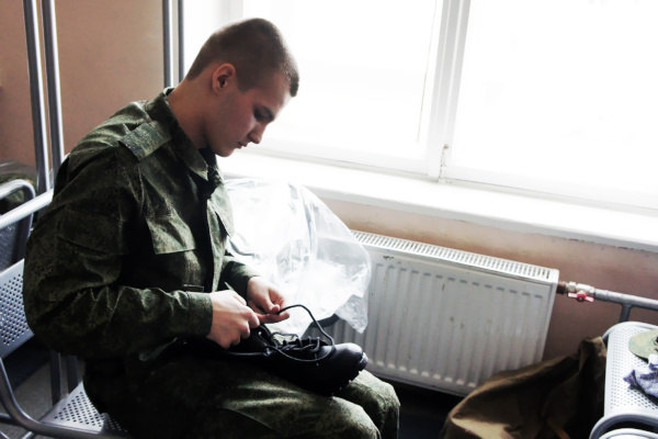 Первые новобранцы весеннего призыва в Санкт‑Петербурге одели военную форму
