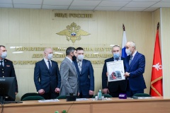 Сотрудники уголовного розыска УМВД по Кировскому району за несколько суток нашли и задержали лиц, отобравших у кондуктора трамвая №60 сумку с выручкой