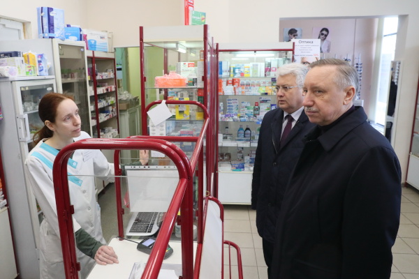 Александр Беглов проверил работу нескольких аптек Московского района