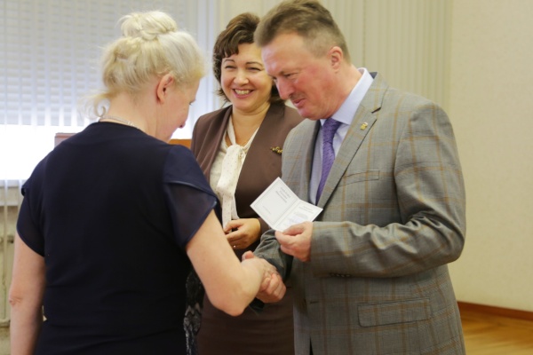 Глава района вручил награды педагогам