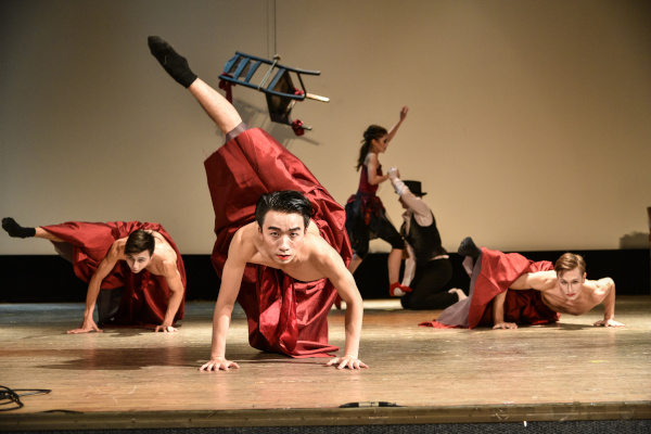 В Кронштадтском Дворце молодежи прошло благотворительное молодежное хореографическое представление по пьесе Бертольта Брехта «Трех-грошовый спектакль»