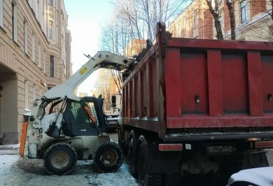 49 единиц техники и 38 специалистов убирали улицы в Петроградском районе в условиях сильного снегопада