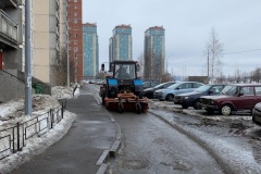 В Невском районе продолжается уборка территорий
