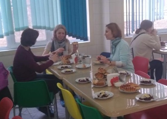 Сотрудники комбината питания «Охта» накормили горожан, которые сдавали кровь в школе № 664