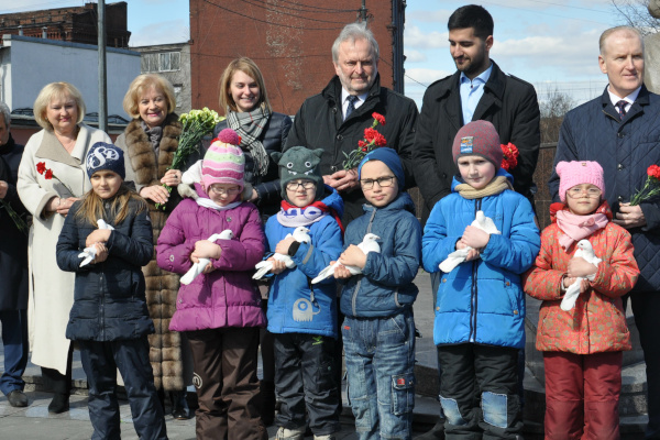 В День космонавтики делегация Общественной палаты Санкт‑Петербурга почтила память выдающегося изобретателя Циолковского
