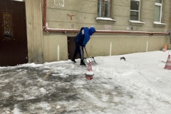 В Московском районе утро начинают с уборки снега