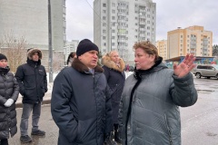 Глава района проинспектировал качество уборки в одном из кварталов в Парголово