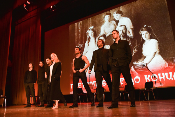 В Кронштадтском Дворце молодежи состоялась премьера благотворительного музыкального спектакля "Претерпевшие до конца",посвященного жизни и гибели Императора Николая II и его семьи