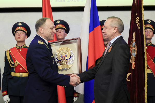 Александр Беглов передал коллективу Петербургского метрополитена Почётный знак РФ «За успехи в труде»