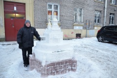 Житель Приморского района создает во дворе скульптуры из снега 