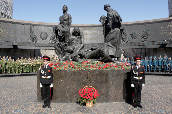 25 апреля - Акция «Почетный караул» у Монумента героическим защитникам Ленинграда
