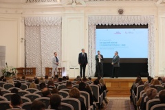 Председатель Комитета по науке и высшей школе Андрей Максимов на пленарном заседании конференции ««На одной волне с университетами – 2022»: «Поддержка научной деятельности молодежи - один из один из приоритетов работы городского правительства»