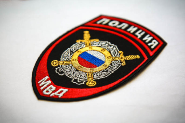 Приглашает на службу