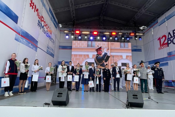 История успеха. «Мы – граждане России!»: Анна Чуева получила паспорт из вице-губернатора