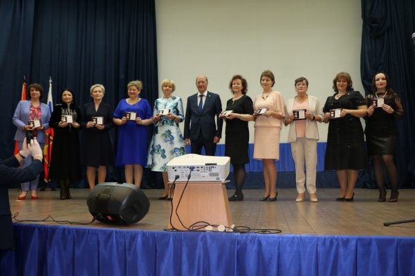 Глава администрации Красносельского района Олег Фадеенко вручил ведомственные награды работникам системы образования Красносельского района