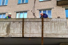 Во Фрунзенском районе продолжается демонтаж аварийно-опасных бетонных плит на фасадах зданий