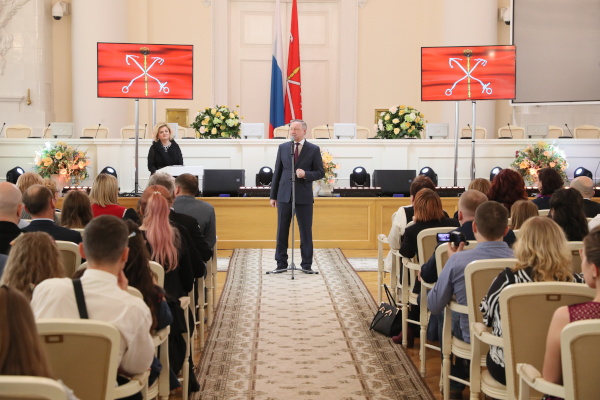 Александр Беглов вручил награды победителям конкурса «Петербургская семья 2019»