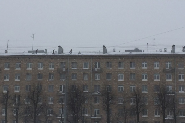 Более 1,1 тыс. дворников и около 1 тыс. единиц спецтехники вышли на борьбу со снегом 