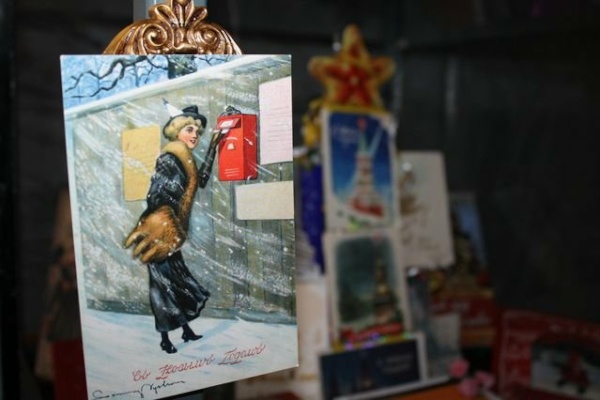 В Невском районе работает выставка «Открытка под Рождество, или Все начинается с детства». 