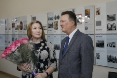 Глава администрации поздравил Ирину Скрипко с присвоением звания