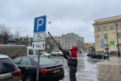 В городе начались работы по помывке светофоров и дорожных знаков