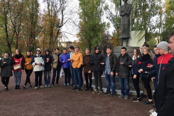 Студенты техникума железнодорожного транспорта провели акцию «Свеча чистоты»