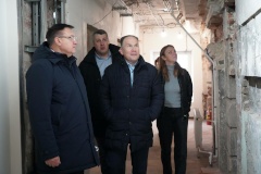 Вице-губернатор Санкт‑Петербурга Владимир Омельницкий осмотрел ход реставрации объектов в каре Смольного монастыря